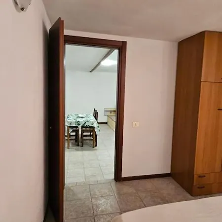 Bel Seminterrato Con Finestre Appartement